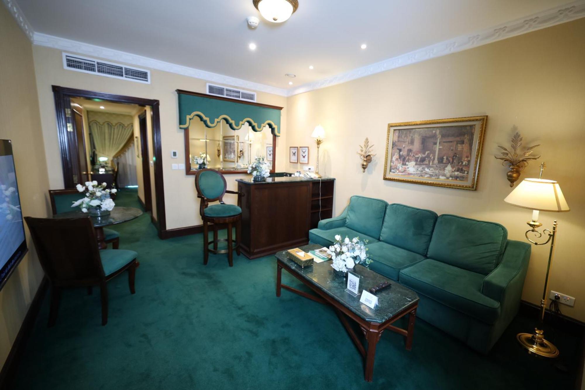 Habitat All Suites, Khobar Bagian luar foto Suite at the Grand Hotel
