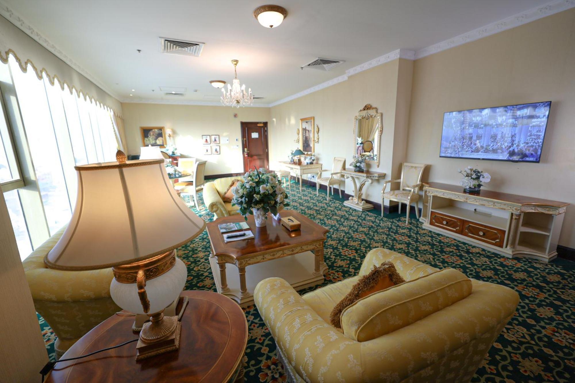 Habitat All Suites, Khobar Bagian luar foto The lounge at the airport