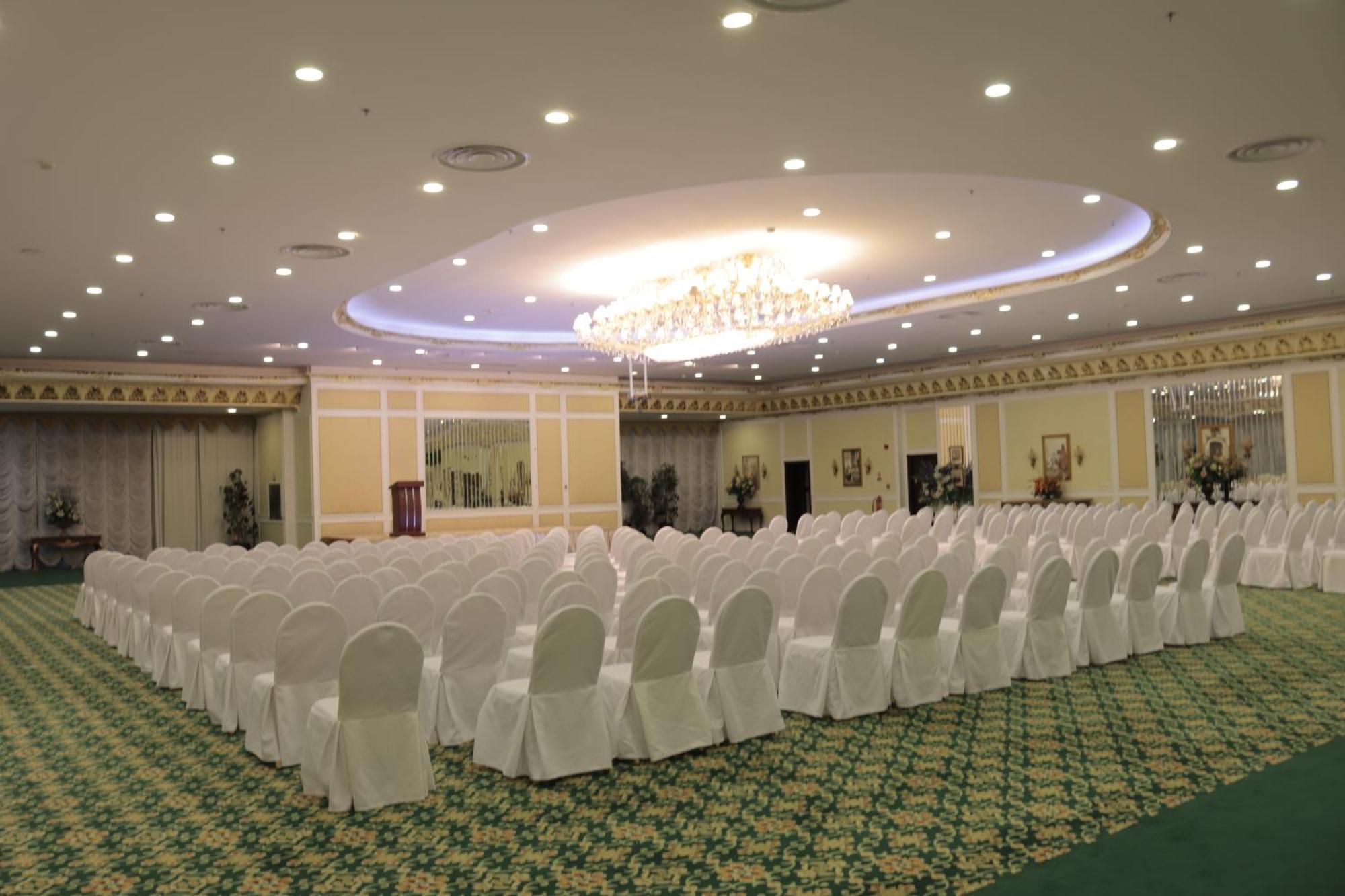 Habitat All Suites, Khobar Bagian luar foto The ballroom of the hotel