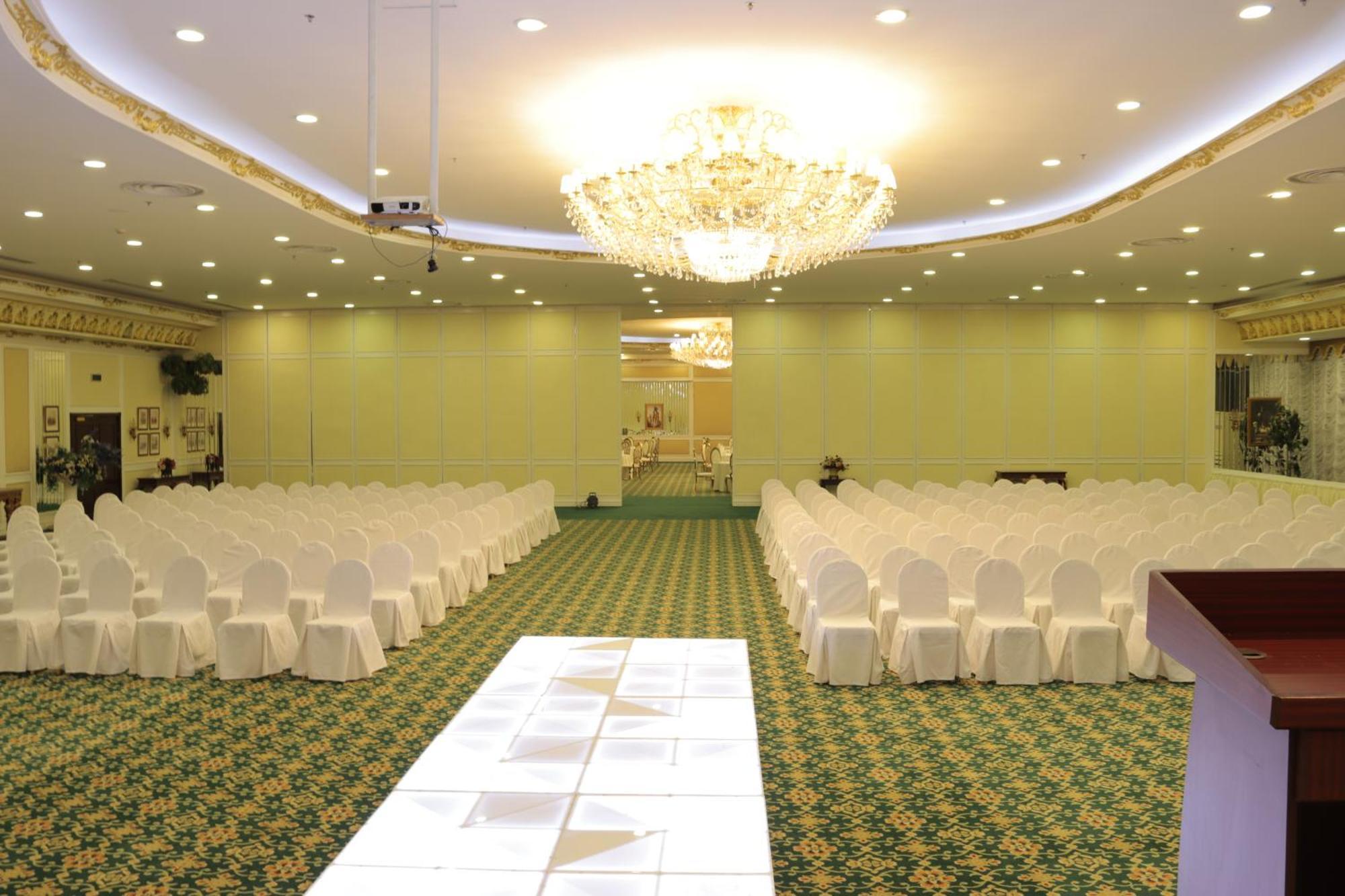 Habitat All Suites, Khobar Bagian luar foto The ballroom of the hotel