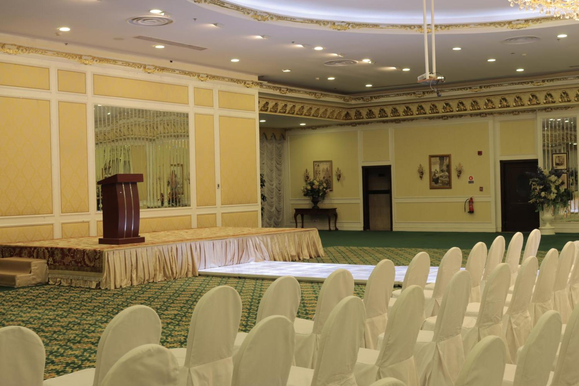 Habitat All Suites, Khobar Bagian luar foto The ballroom of the hotel