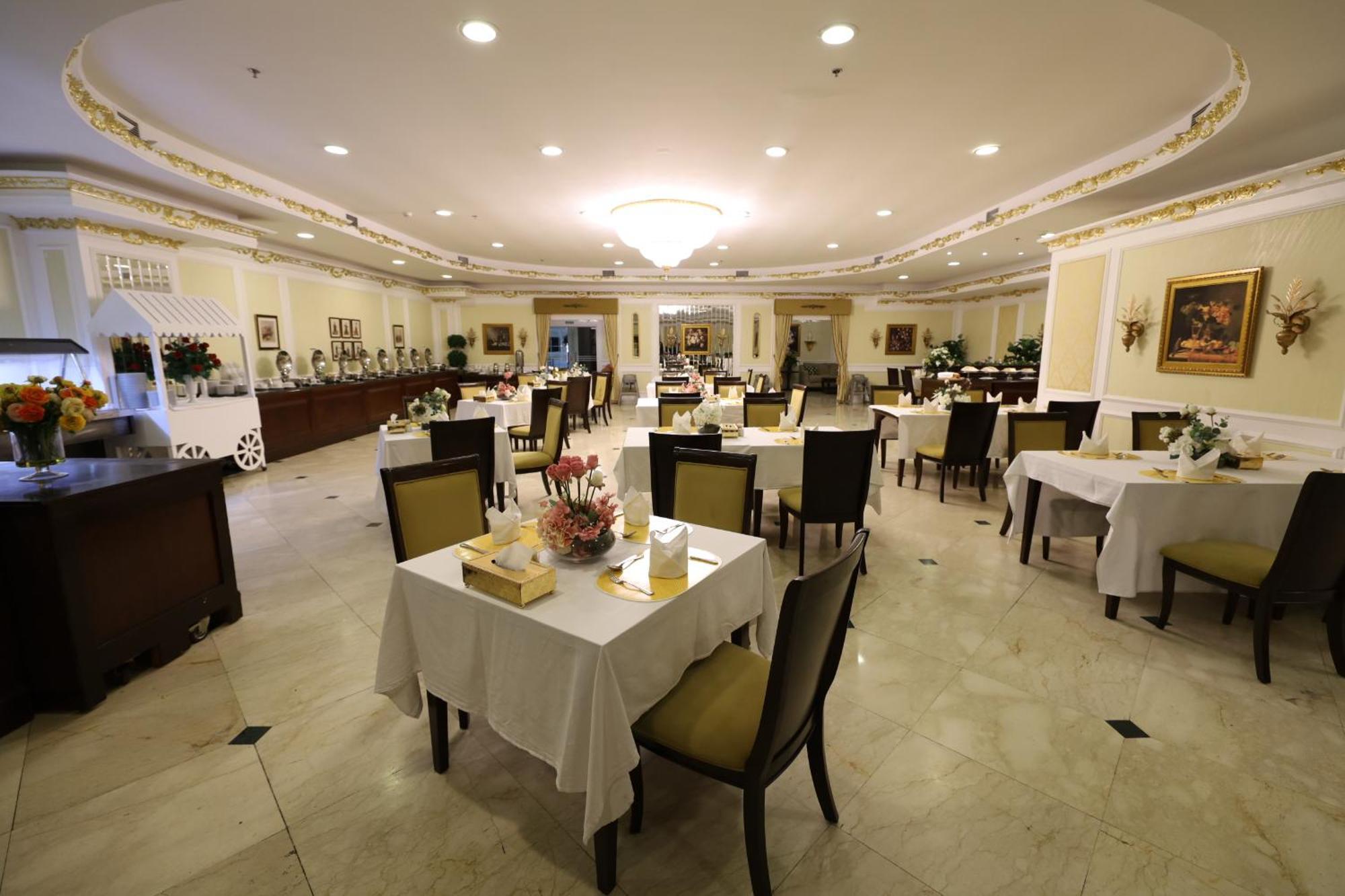 Habitat All Suites, Khobar Bagian luar foto The restaurant at the hotel
