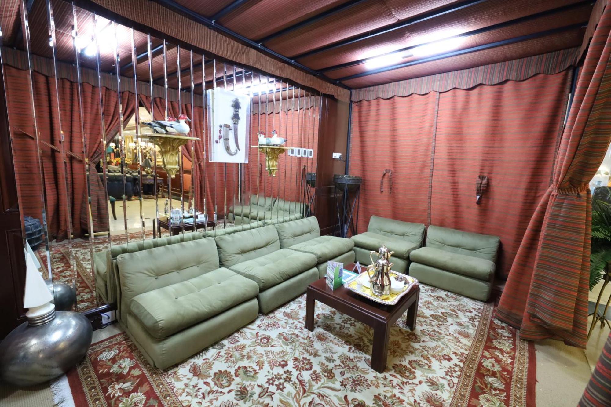 Habitat All Suites, Khobar Bagian luar foto A private room at a karaoke box
