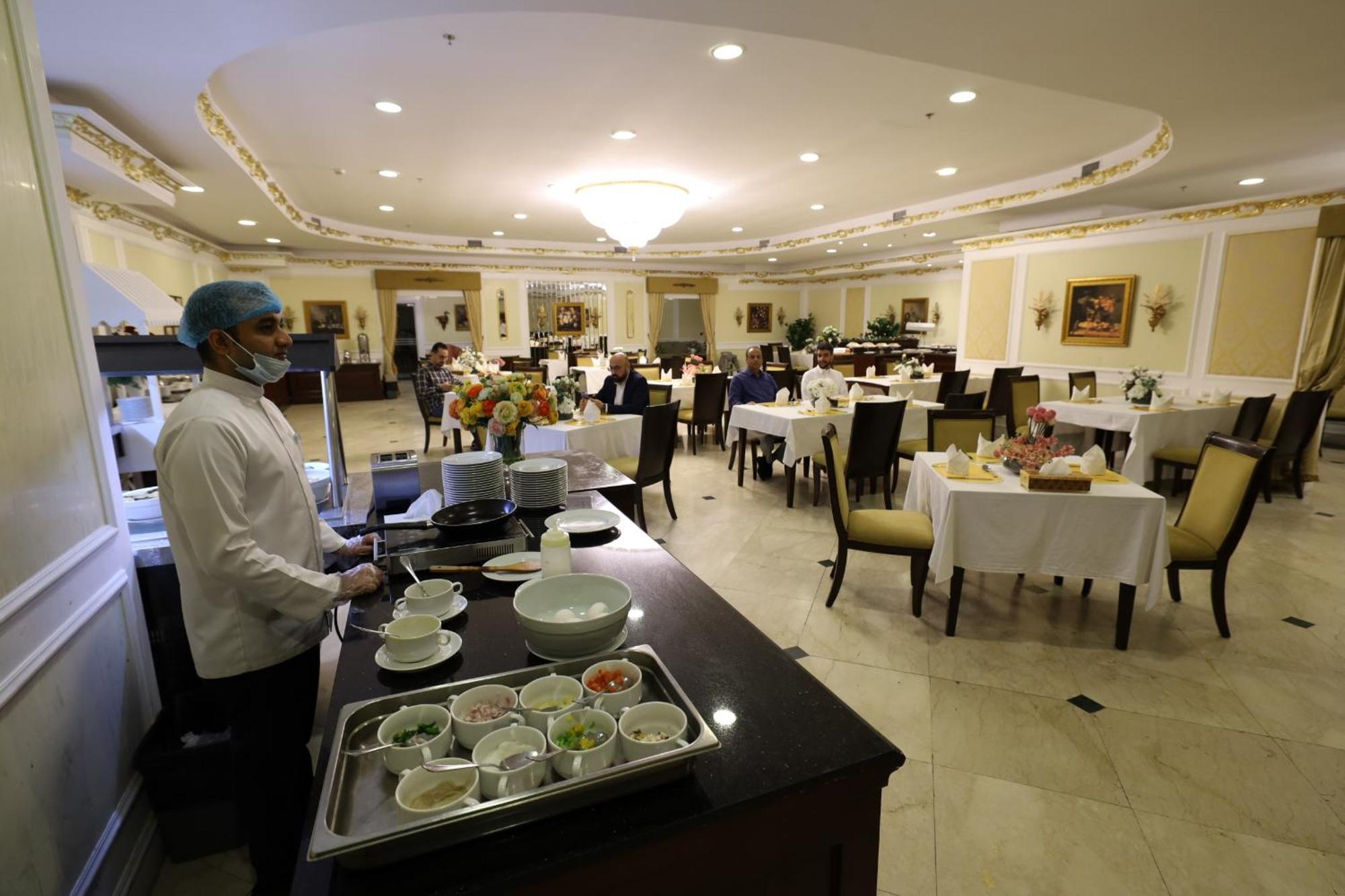 Habitat All Suites, Khobar Bagian luar foto A restaurant in a hotel