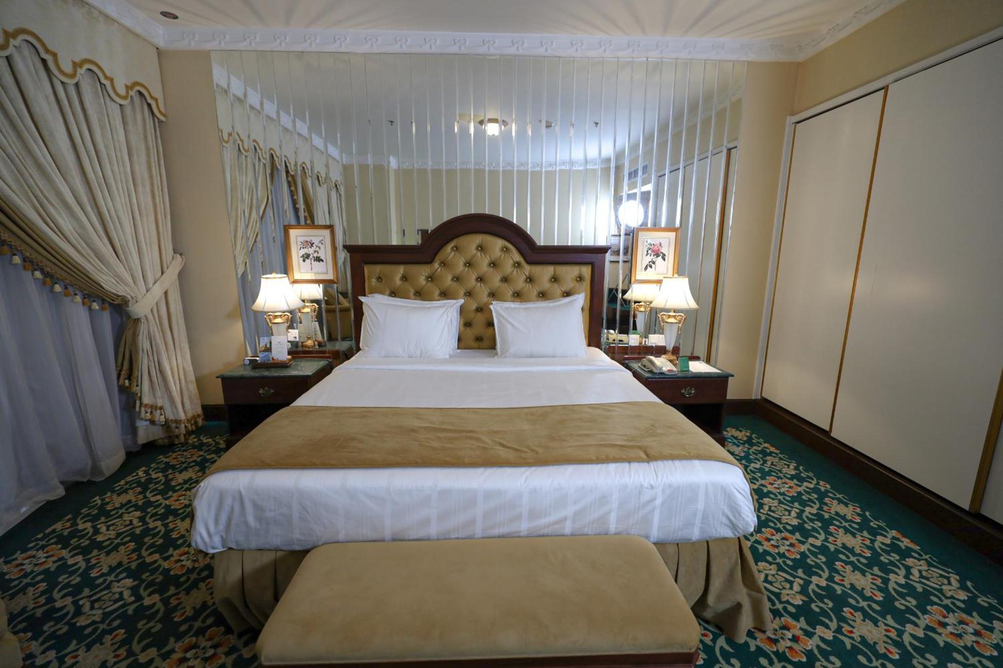 Habitat All Suites, Khobar Bagian luar foto A bedroom at the Grand Hotel