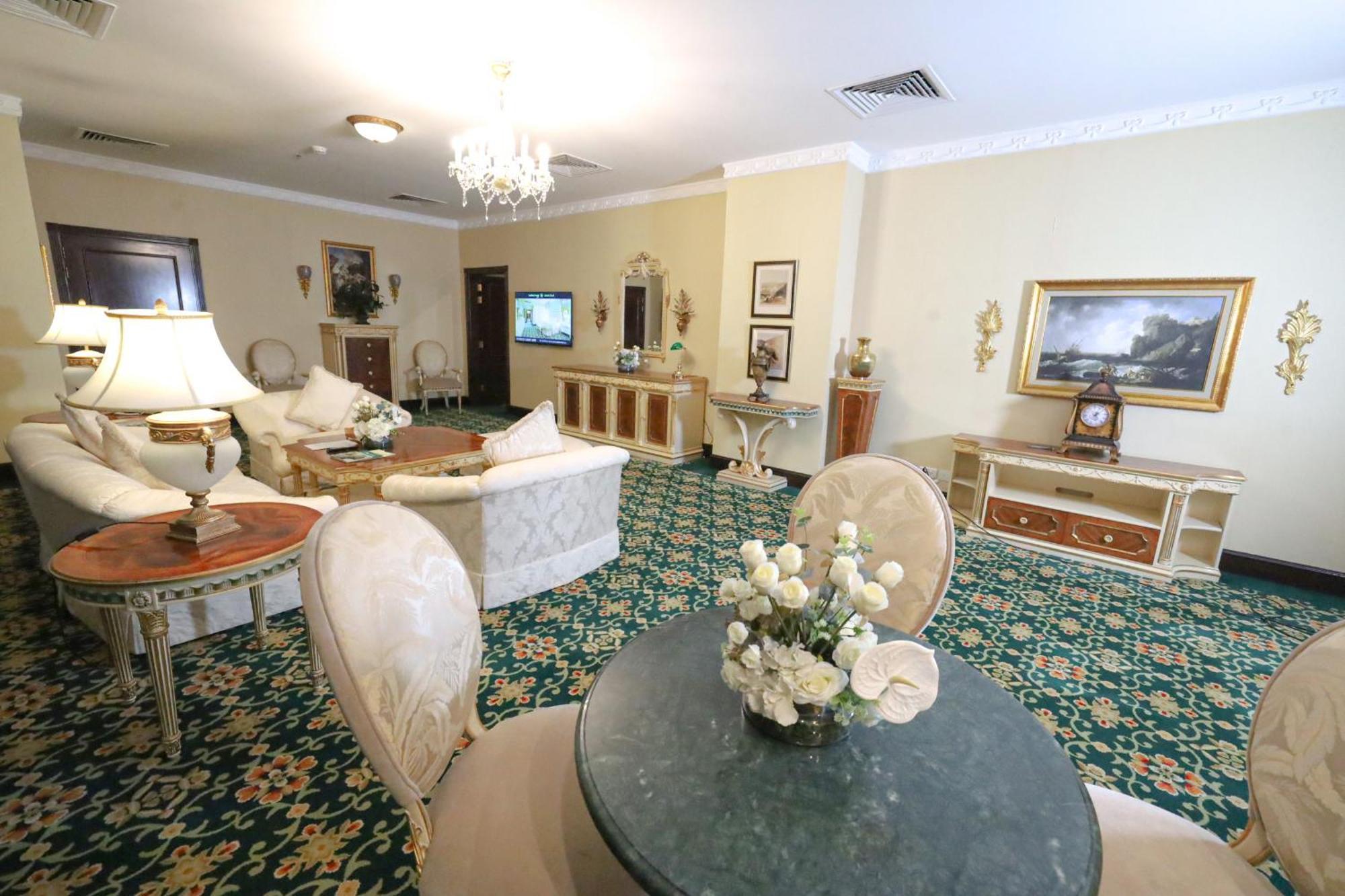 Habitat All Suites, Khobar Bagian luar foto The living room of the Vice Presidential Suite