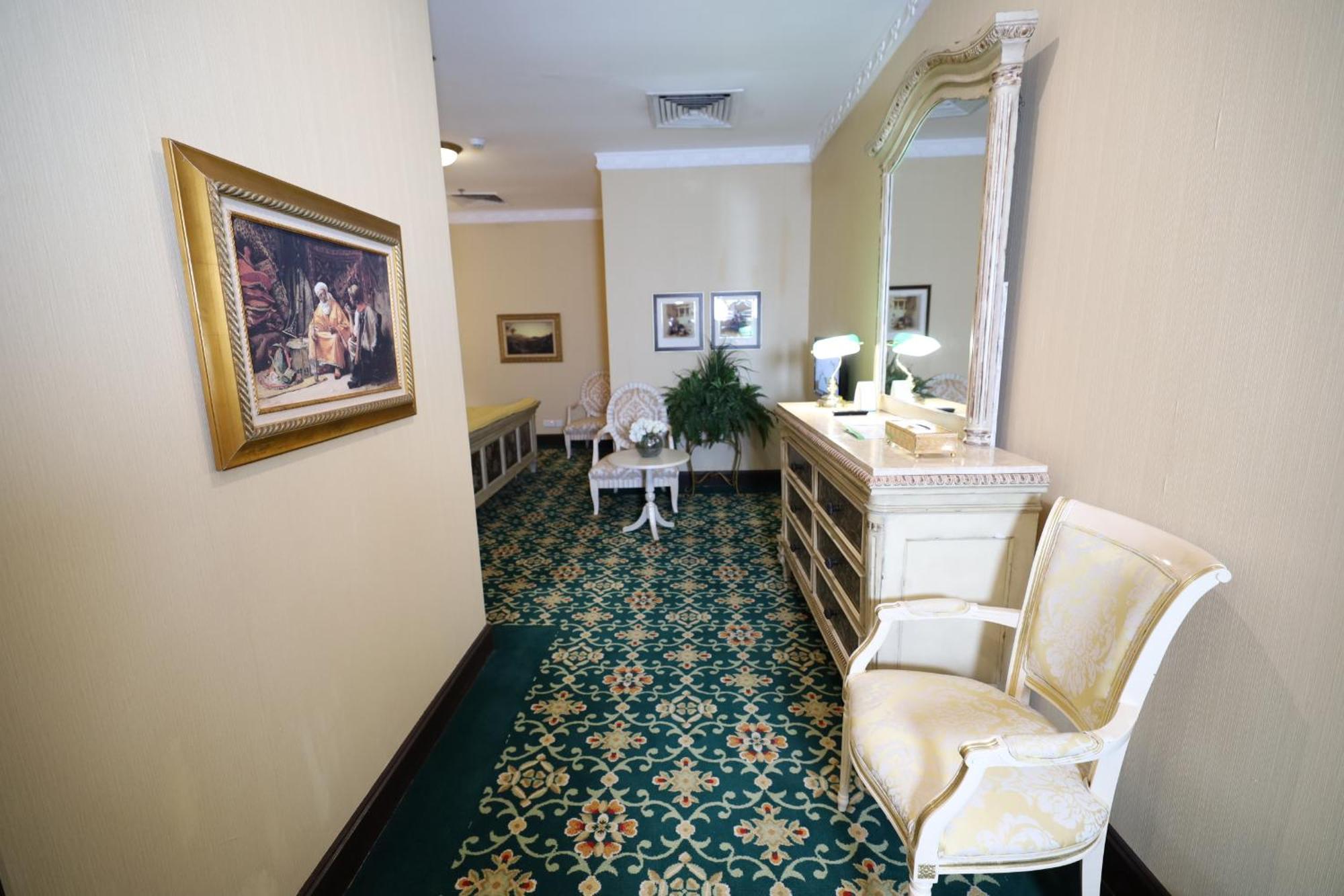 Habitat All Suites, Khobar Bagian luar foto A hallway at the hotel